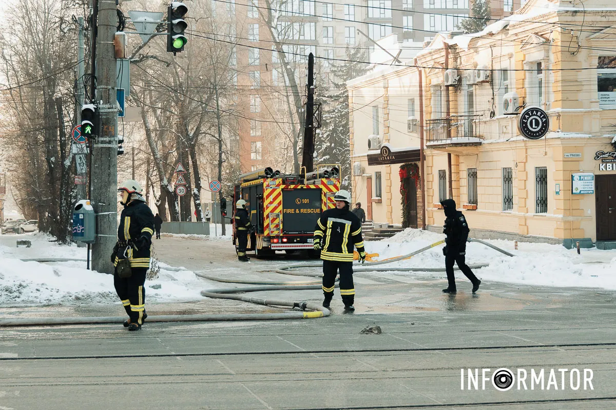 Дим здіймається над містом: у Дніпрі на Архітектора Олега Петрова горить ресторан 12
