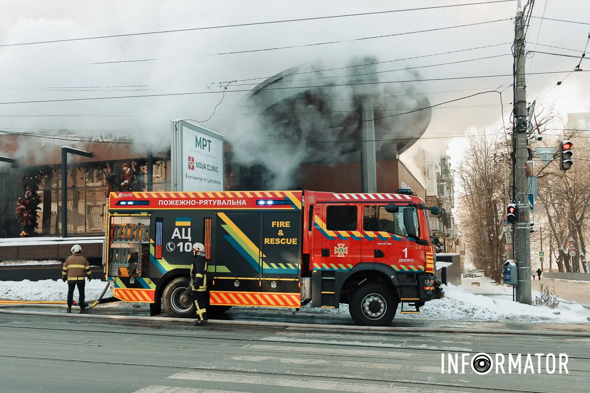 Дим здіймається над містом: у Дніпрі на Архітектора Олега Петрова горить ресторан 5