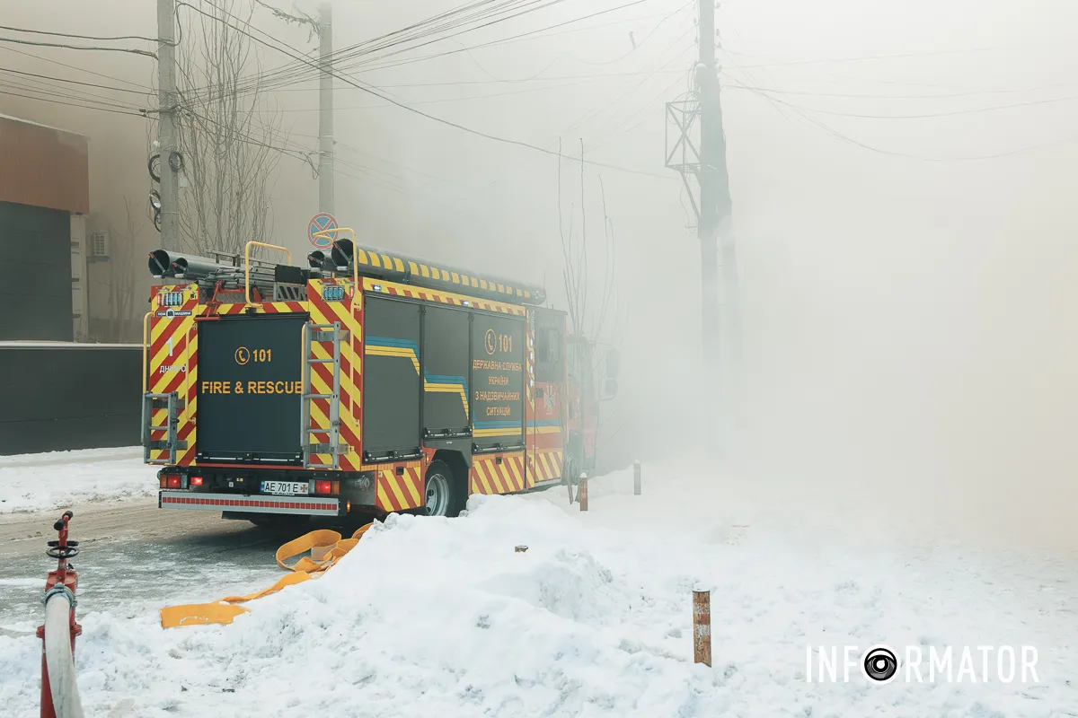 Дим здіймається над містом: у Дніпрі на Архітектора Олега Петрова горить ресторан 6