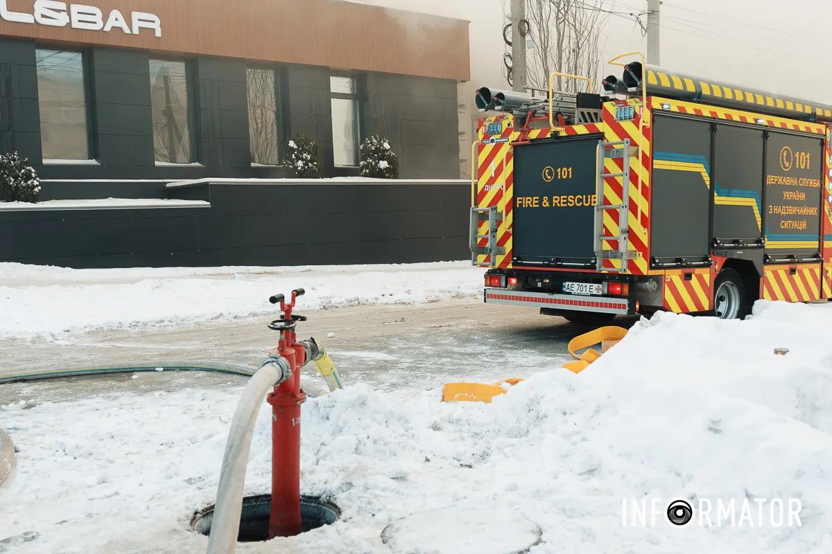 Дим здіймається над містом: у Дніпрі на Архітектора Олега Петрова горить ресторан 8