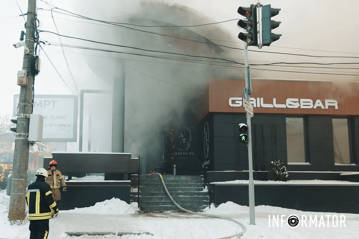 Дим здіймається над містом: у Дніпрі на Архітектора Олега Петрова горить ресторан 9