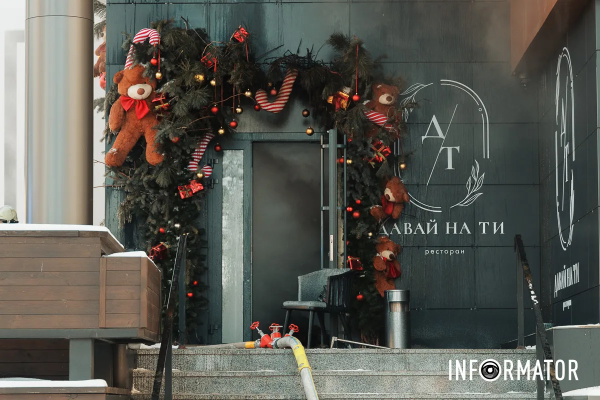 Дим здіймається над містом: у Дніпрі на Архітектора Олега Петрова горить ресторан 13