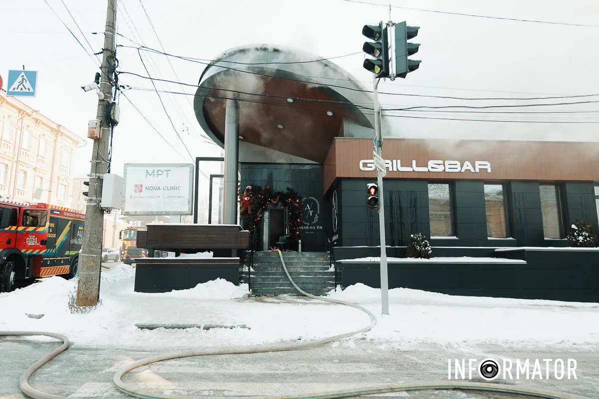 Дим здіймається над містом: у Дніпрі на Архітектора Олега Петрова горить ресторан 24