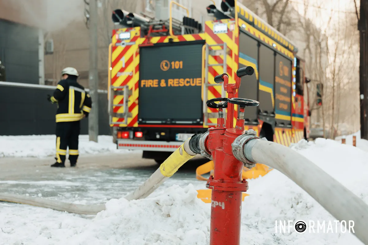 Дим здіймається над містом: у Дніпрі на Архітектора Олега Петрова горить ресторан 22