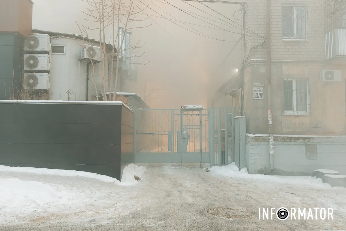 Дим здіймається над містом: у Дніпрі на Архітектора Олега Петрова горить ресторан 17