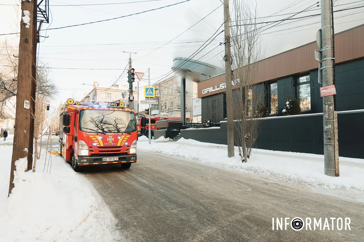Дим здіймається над містом: у Дніпрі на Архітектора Олега Петрова горить ресторан 27