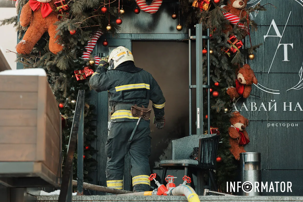 Дим здіймається над містом: у Дніпрі на Архітектора Олега Петрова горить ресторан 16