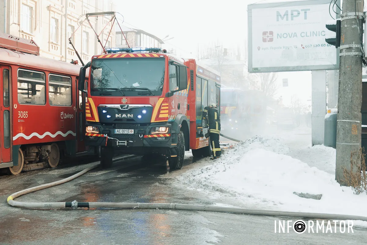Дим здіймається над містом: у Дніпрі на Архітектора Олега Петрова горить ресторан 19