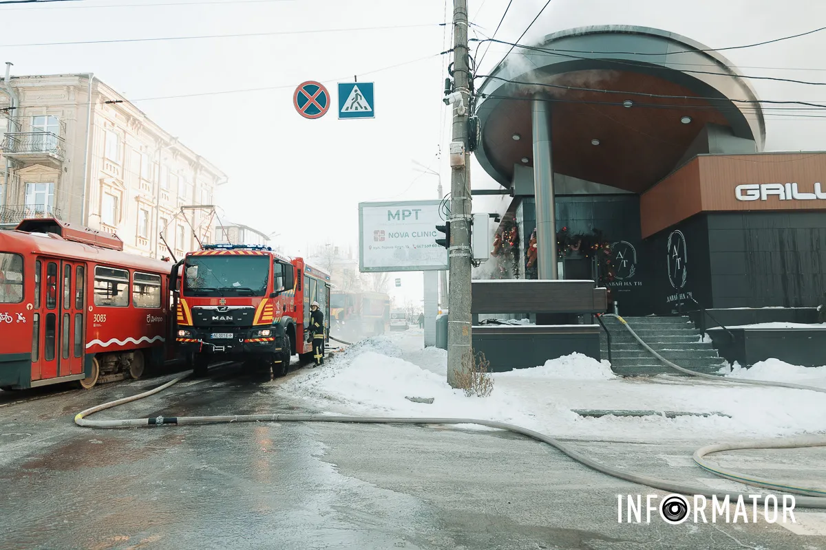 Дим здіймається над містом: у Дніпрі на Архітектора Олега Петрова горить ресторан 21