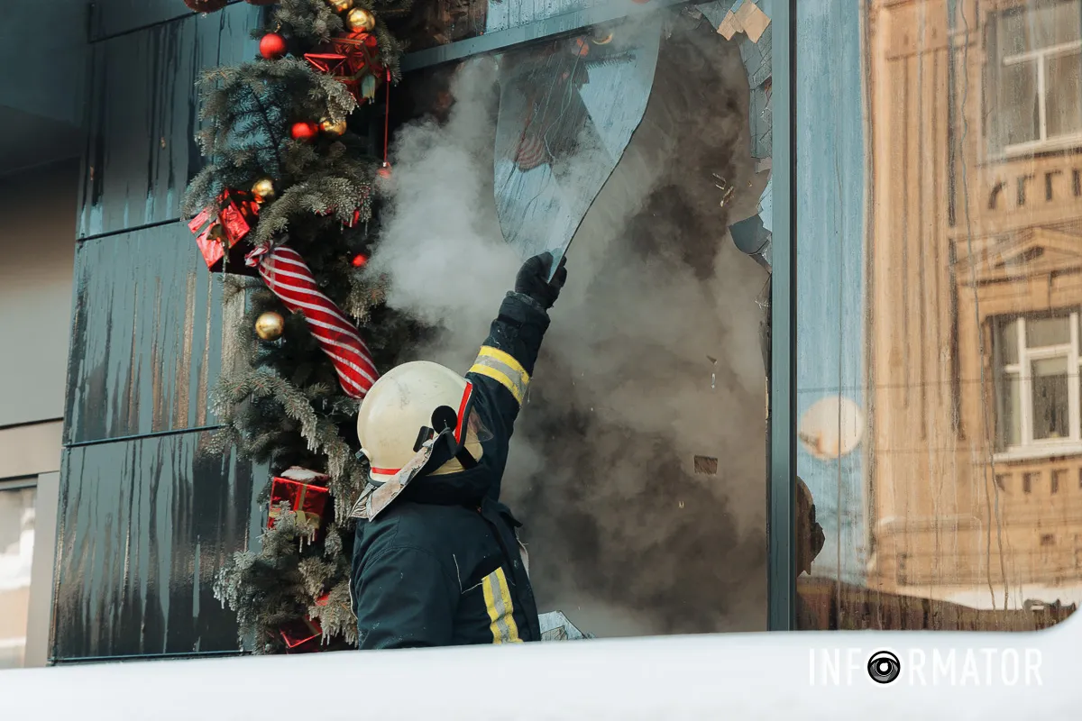 Дим здіймається над містом: у Дніпрі на Архітектора Олега Петрова горить ресторан 15
