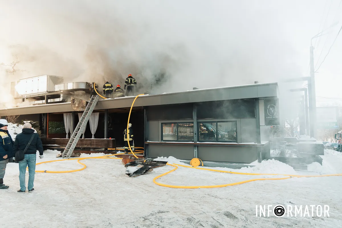 Дим здіймається над містом: у Дніпрі на Архітектора Олега Петрова горить ресторан 20