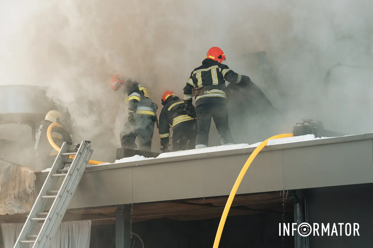 Дим здіймається над містом: у Дніпрі на Архітектора Олега Петрова горить ресторан 23