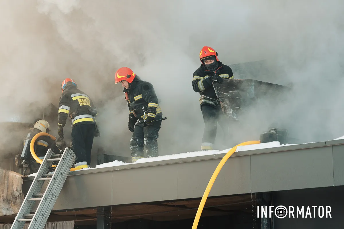 Дим здіймається над містом: у Дніпрі на Архітектора Олега Петрова горить ресторан 26