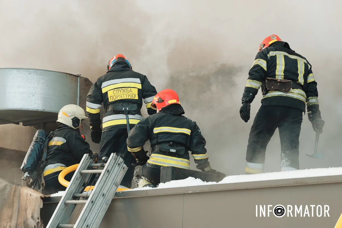 Дим здіймається над містом: у Дніпрі на Архітектора Олега Петрова горить ресторан 25