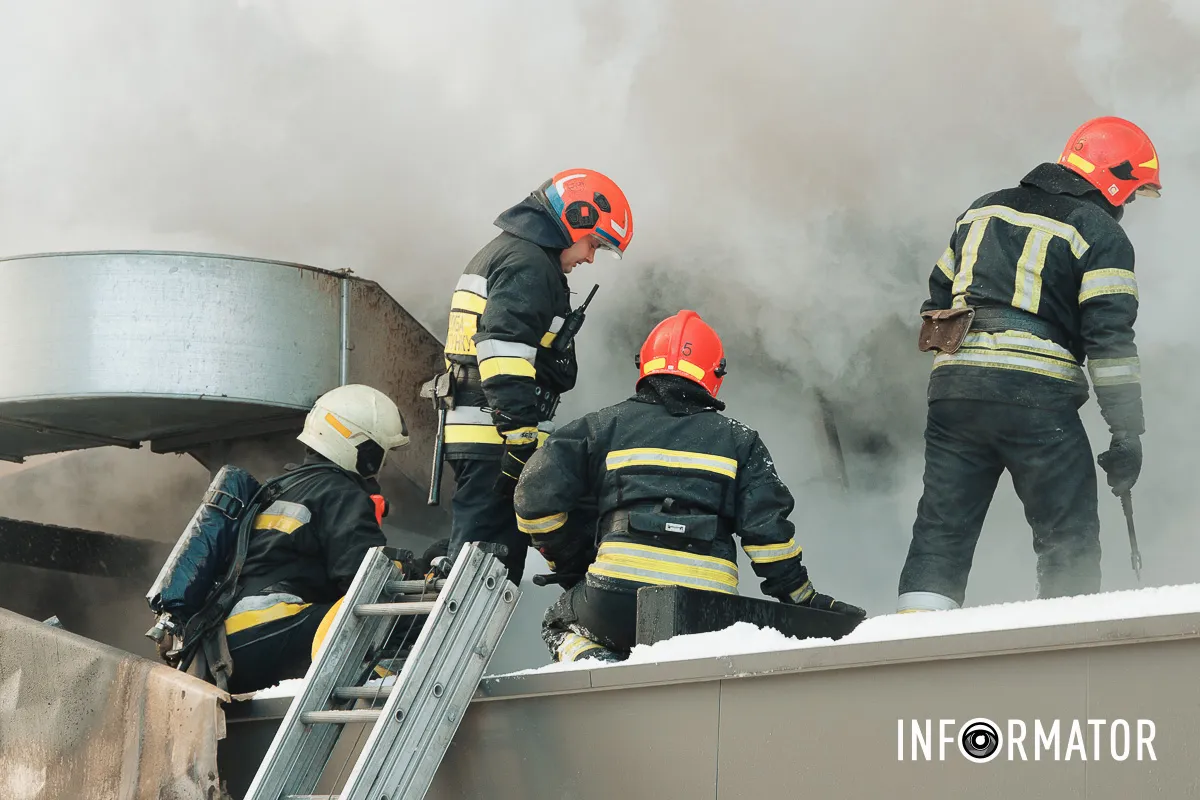 Дим здіймається над містом: у Дніпрі на Архітектора Олега Петрова горить ресторан 14