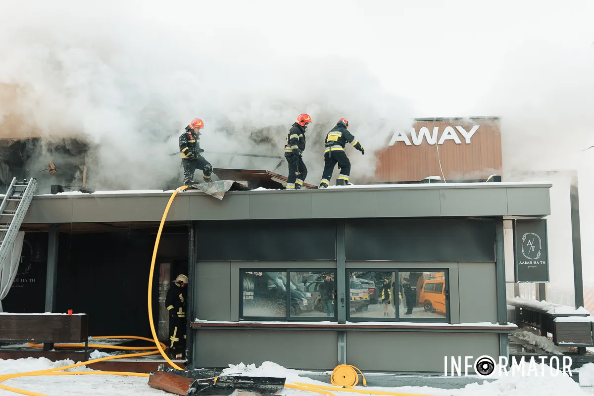 Дим здіймається над містом: у Дніпрі на Архітектора Олега Петрова горить ресторан 40