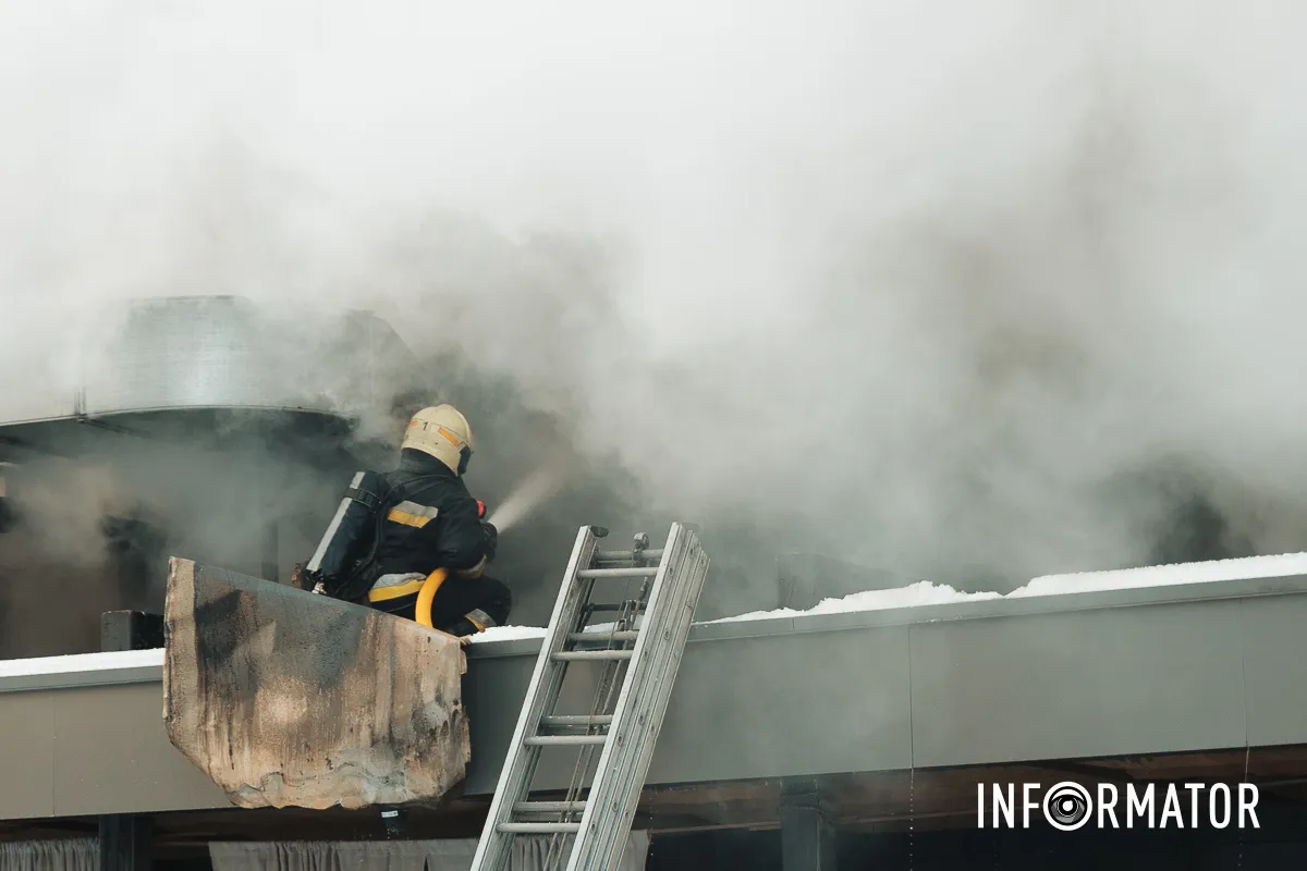 Дим здіймається над містом: у Дніпрі на Архітектора Олега Петрова горить ресторан 41