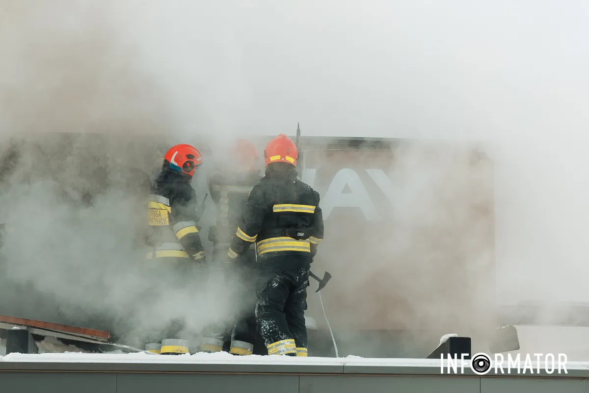 Дим здіймається над містом: у Дніпрі на Архітектора Олега Петрова горить ресторан 37