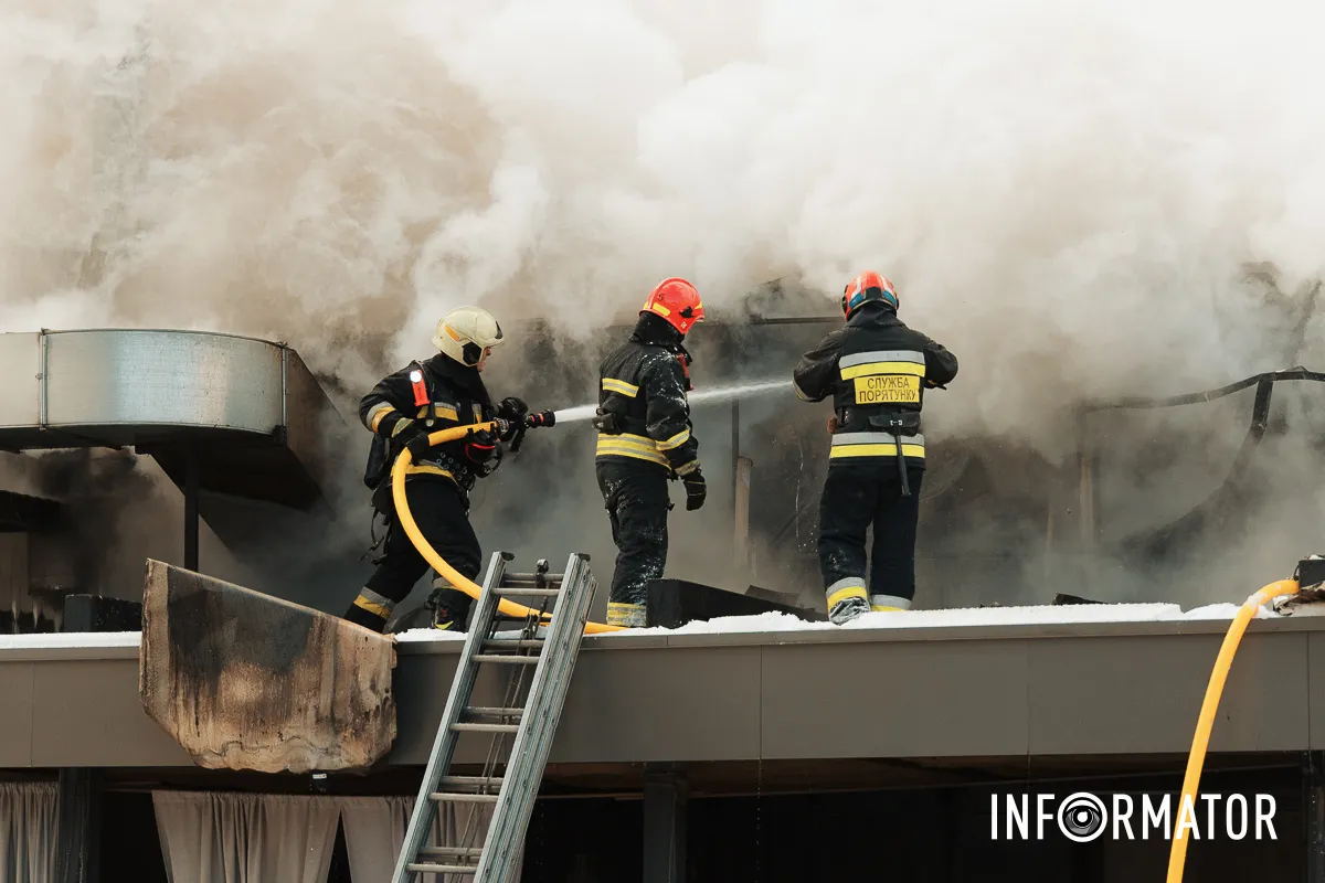 Дим здіймається над містом: у Дніпрі на Архітектора Олега Петрова горить ресторан 34