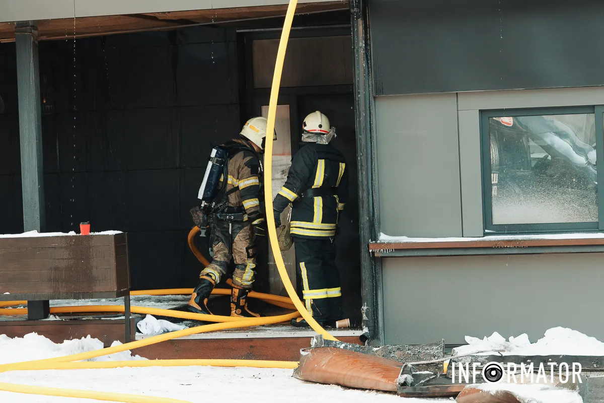 Дим здіймається над містом: у Дніпрі на Архітектора Олега Петрова горить ресторан 38