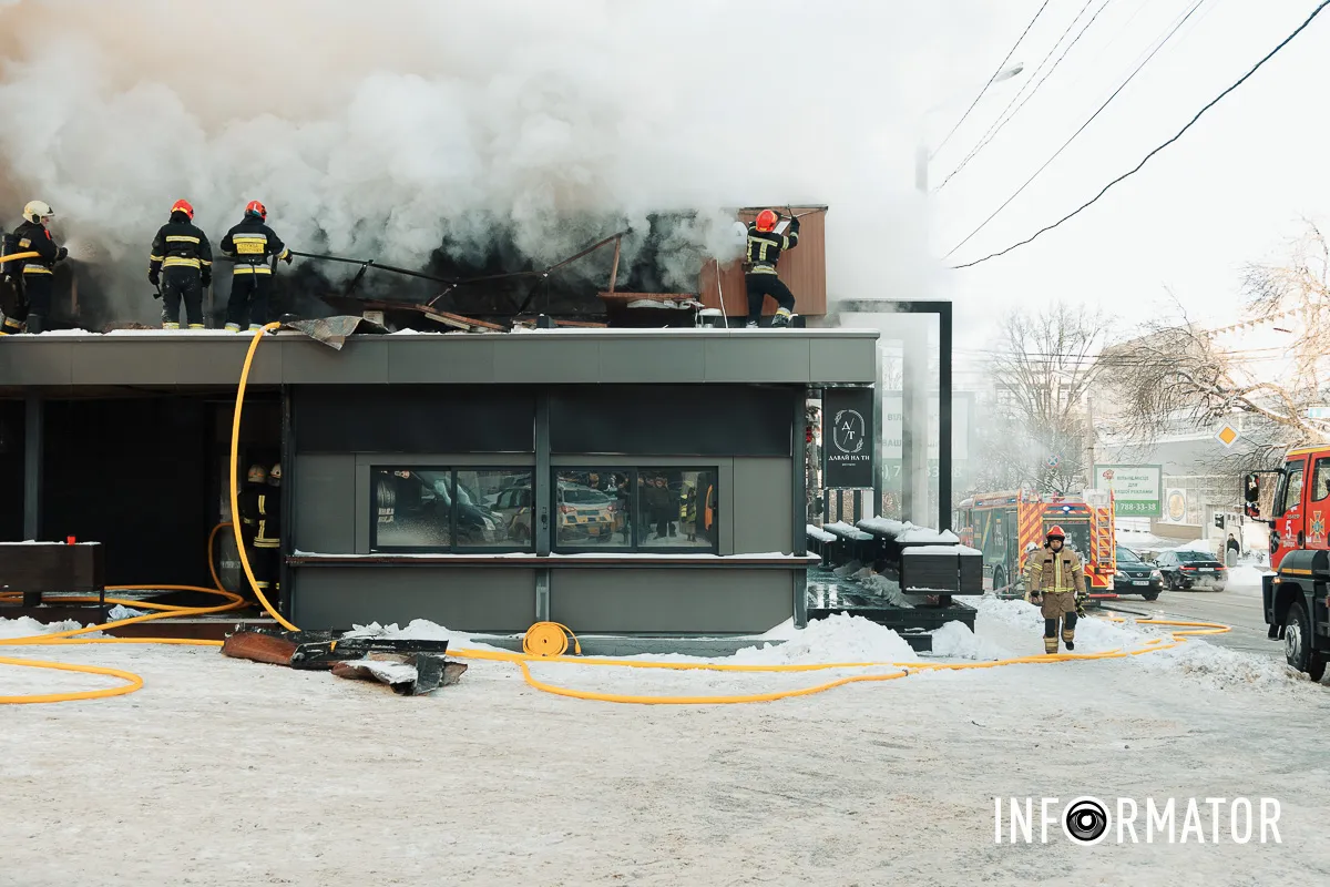 Дим здіймається над містом: у Дніпрі на Архітектора Олега Петрова горить ресторан 42