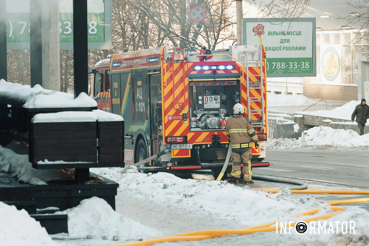 Дим здіймається над містом: у Дніпрі на Архітектора Олега Петрова горить ресторан 36