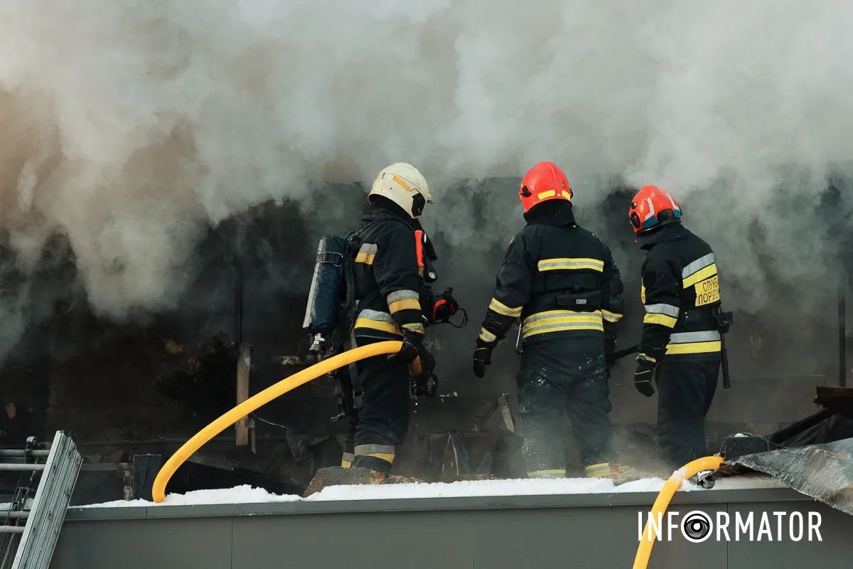 Дим здіймається над містом: у Дніпрі на Архітектора Олега Петрова горить ресторан 35