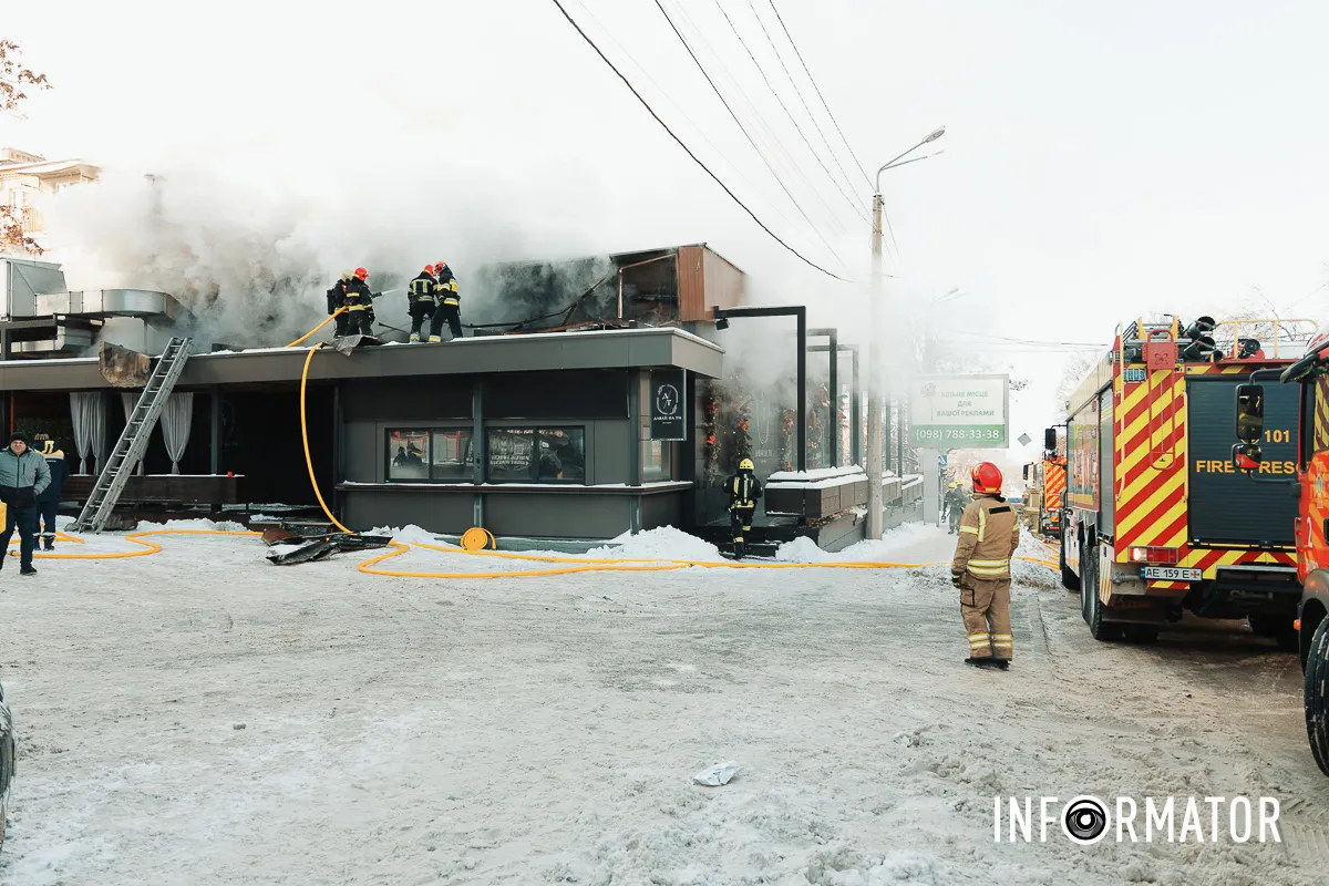 Дим здіймається над містом: у Дніпрі на Архітектора Олега Петрова горить ресторан 33