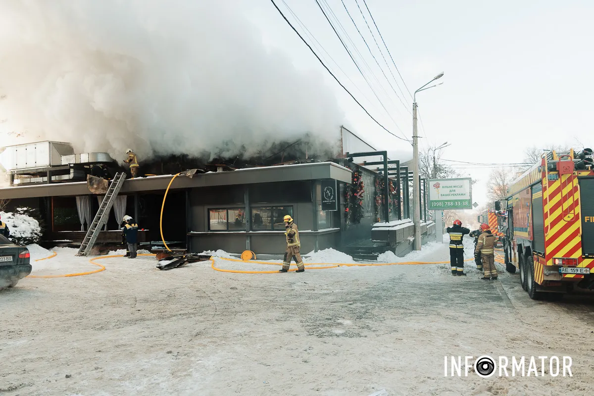 Дим здіймається над містом: у Дніпрі на Архітектора Олега Петрова горить ресторан 30