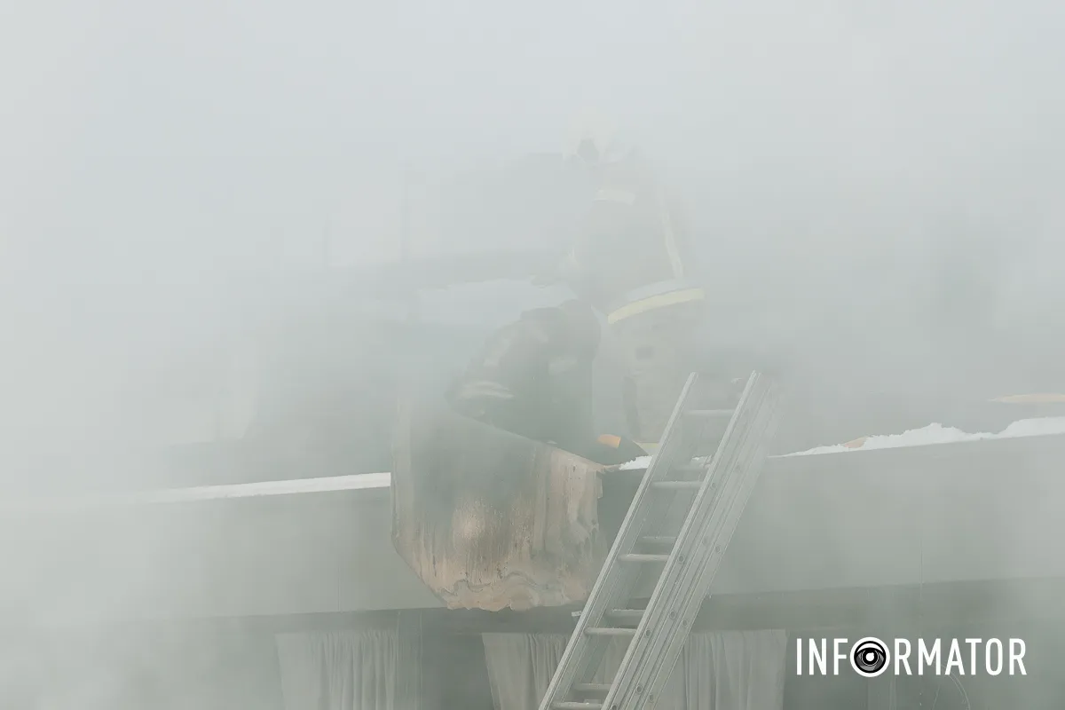 Дим здіймається над містом: у Дніпрі на Архітектора Олега Петрова горить ресторан 31