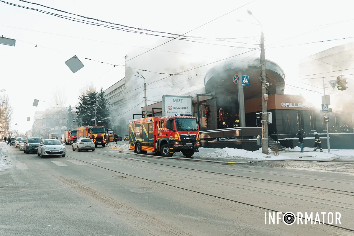 Дим здіймається над містом: у Дніпрі на Архітектора Олега Петрова горить ресторан 32