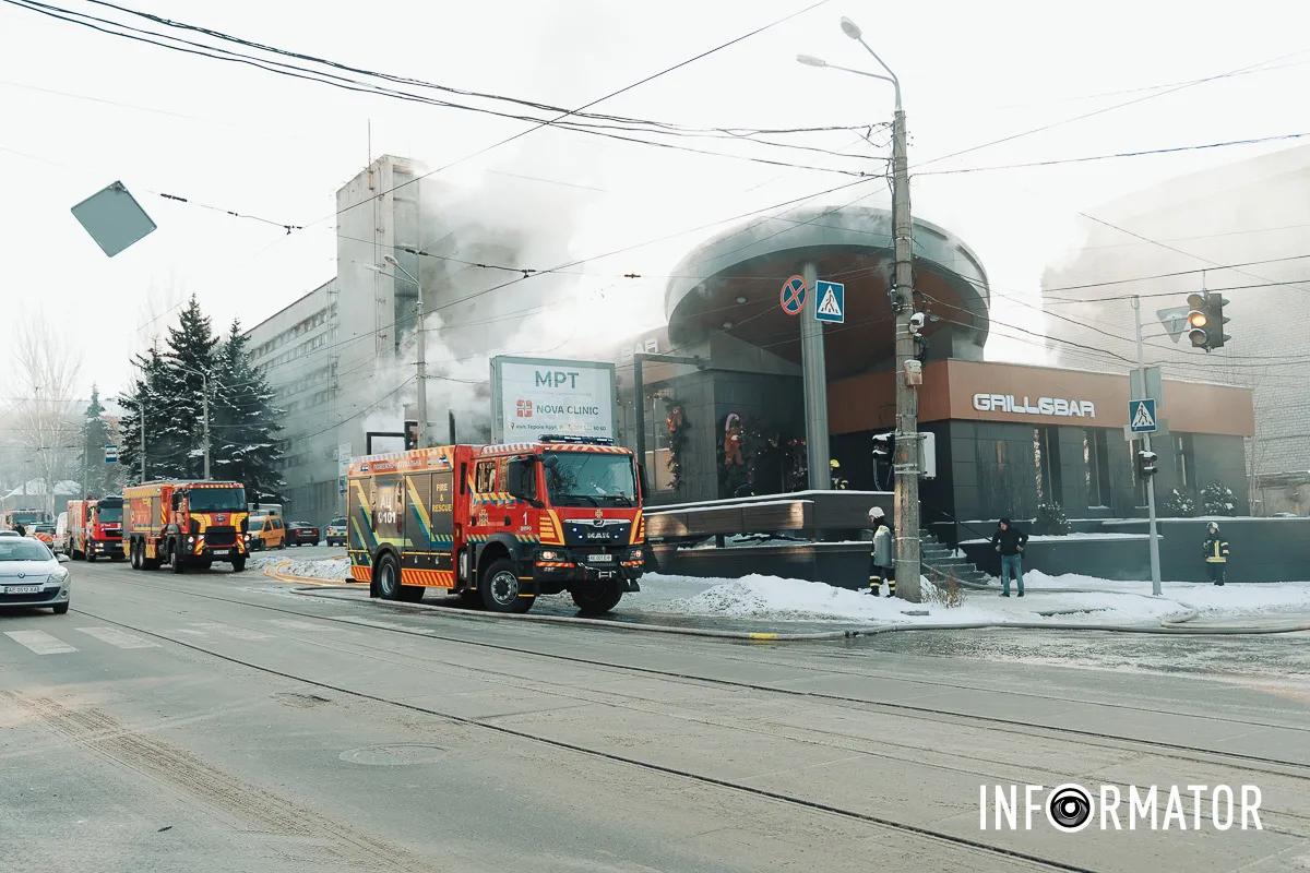 Дим здіймається над містом: у Дніпрі на Архітектора Олега Петрова горить ресторан 29