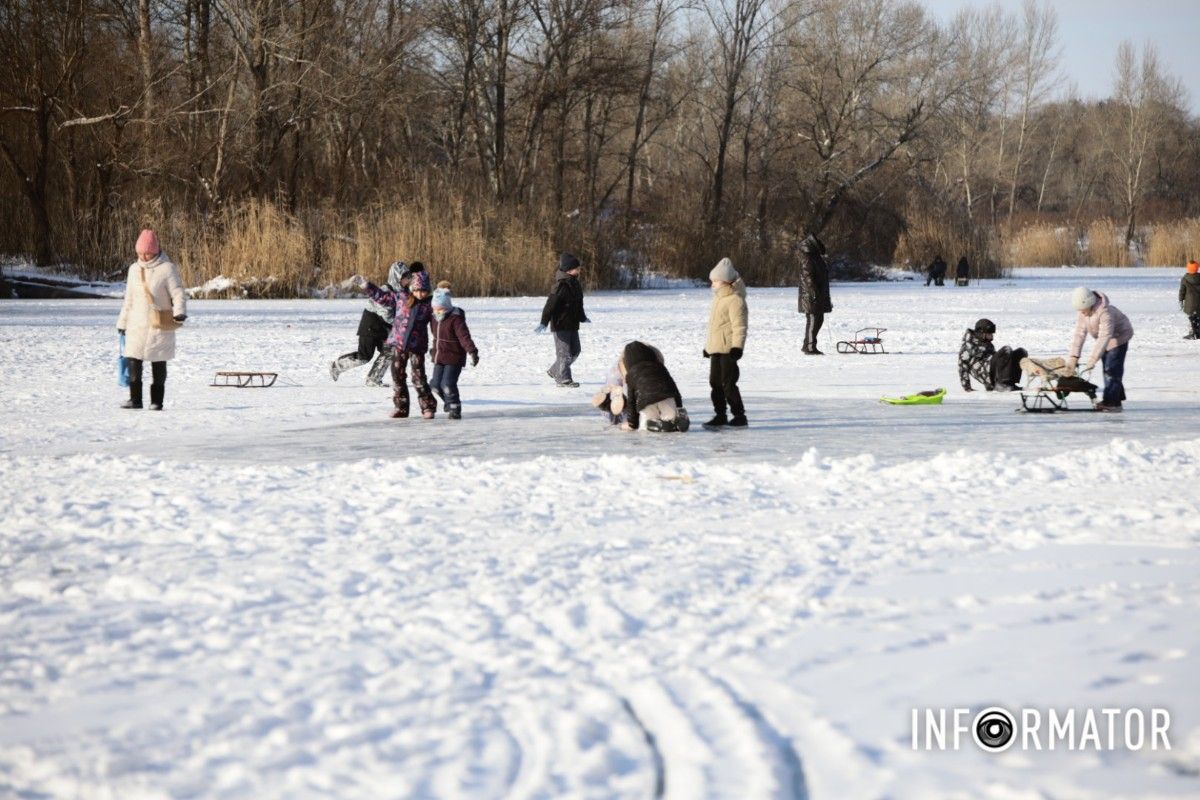 Зимові розваги на тонкому льоду: у Дніпрі діти та рибалки масово виходять на кригу 2