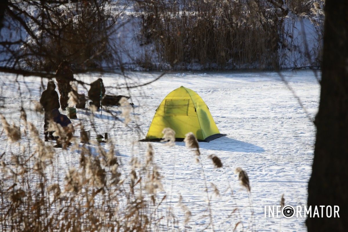 Зимові розваги на тонкому льоду: у Дніпрі діти та рибалки масово виходять на кригу 1
