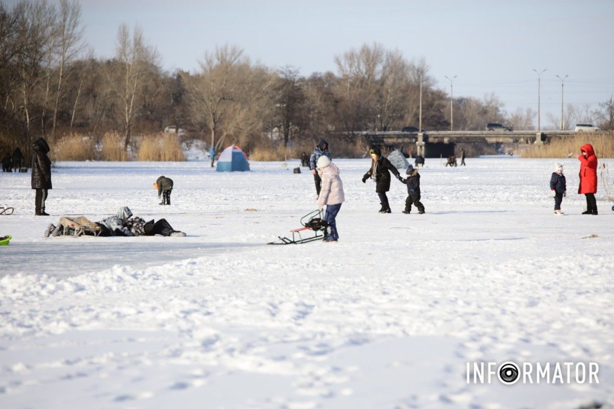 Зимові розваги на тонкому льоду: у Дніпрі діти та рибалки масово виходять на кригу 3