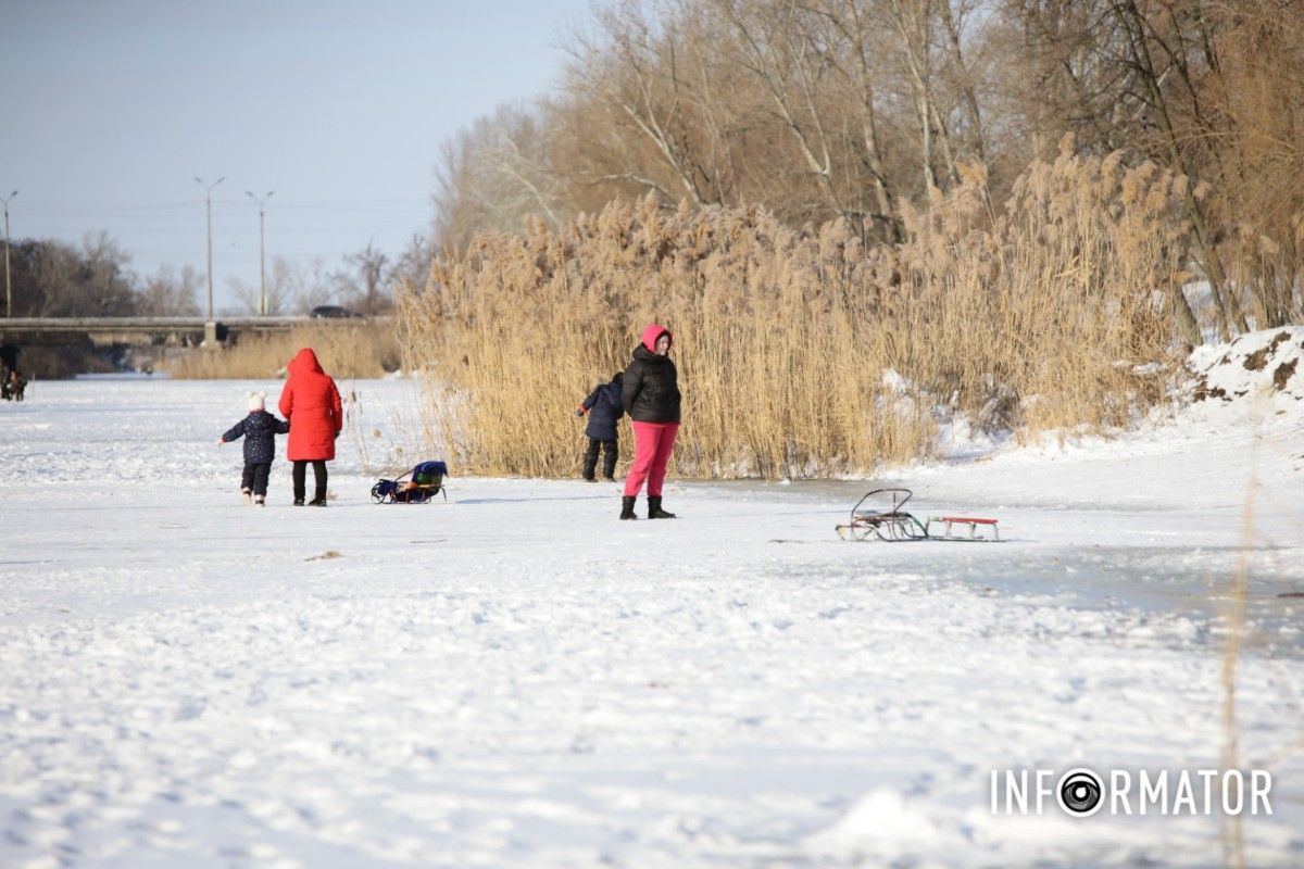 Зимові розваги на тонкому льоду: у Дніпрі діти та рибалки масово виходять на кригу 4