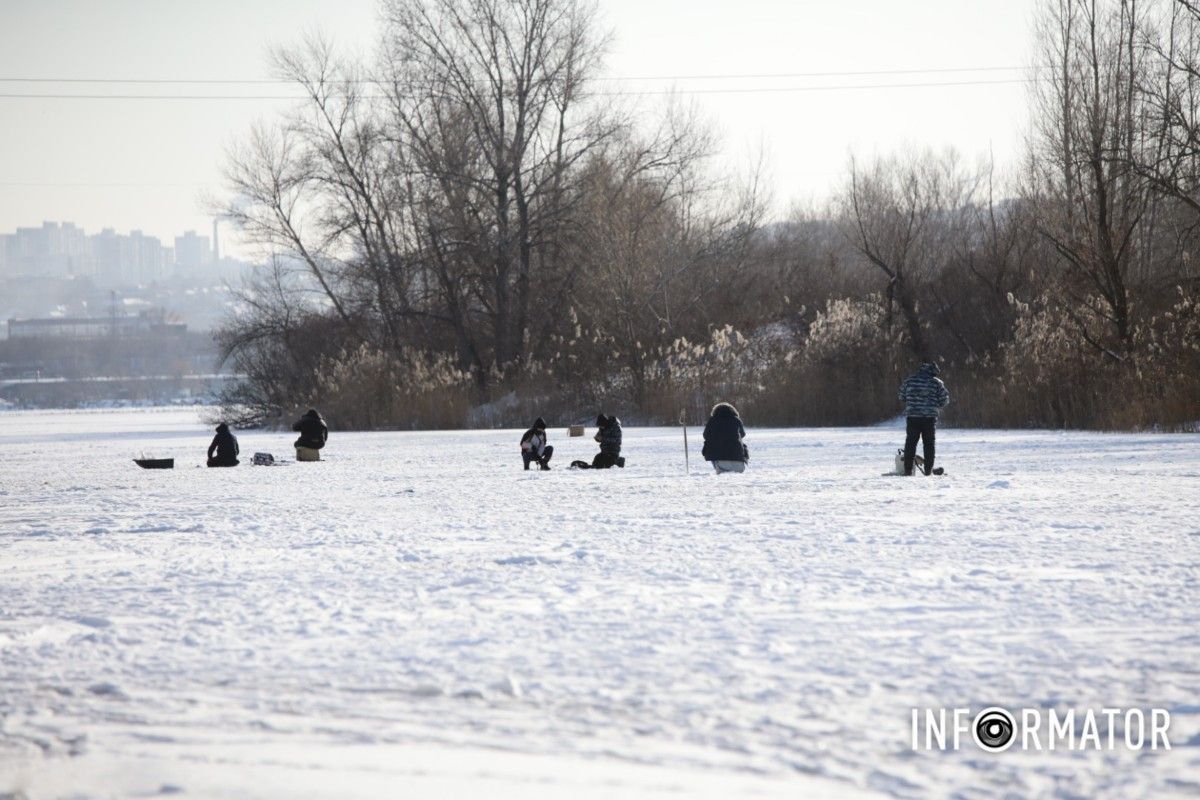 Зимові розваги на тонкому льоду: у Дніпрі діти та рибалки масово виходять на кригу 5