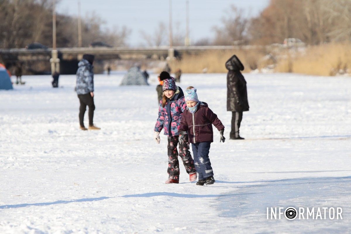 Зимові розваги на тонкому льоду: у Дніпрі діти та рибалки масово виходять на кригу 7