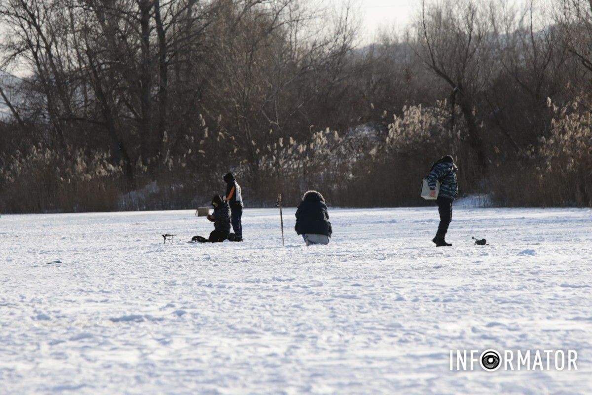 Зимові розваги на тонкому льоду: у Дніпрі діти та рибалки масово виходять на кригу 8