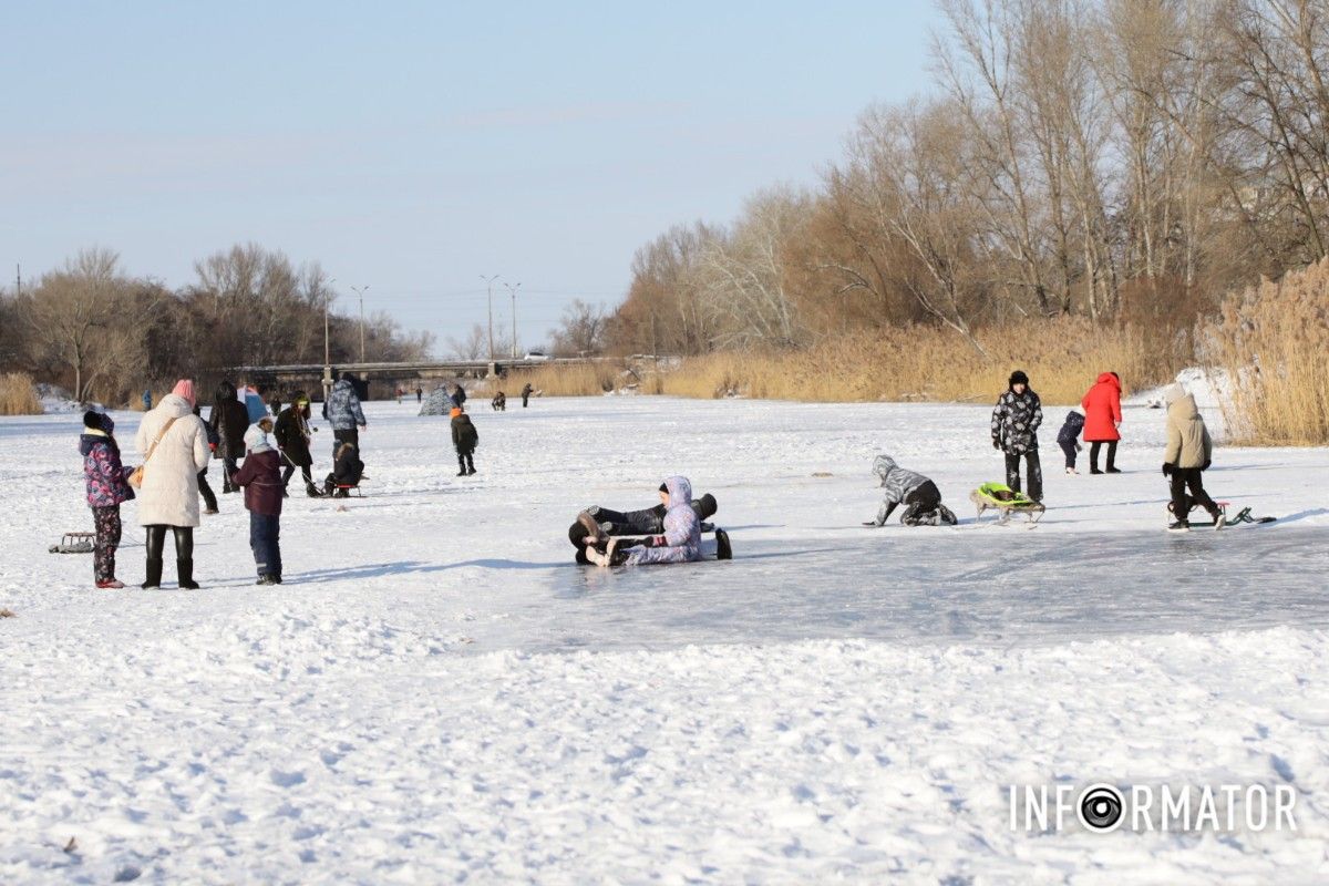 Зимові розваги на тонкому льоду: у Дніпрі діти та рибалки масово виходять на кригу 11