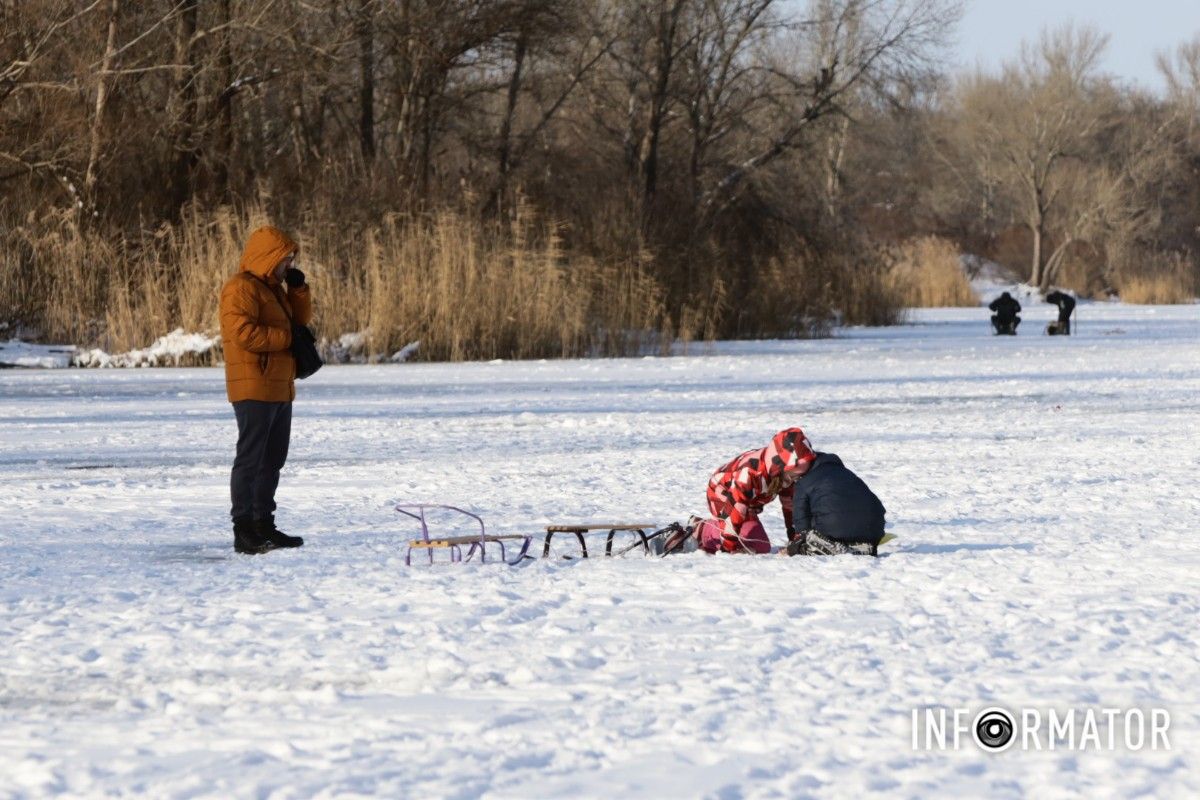 Зимові розваги на тонкому льоду: у Дніпрі діти та рибалки масово виходять на кригу 10