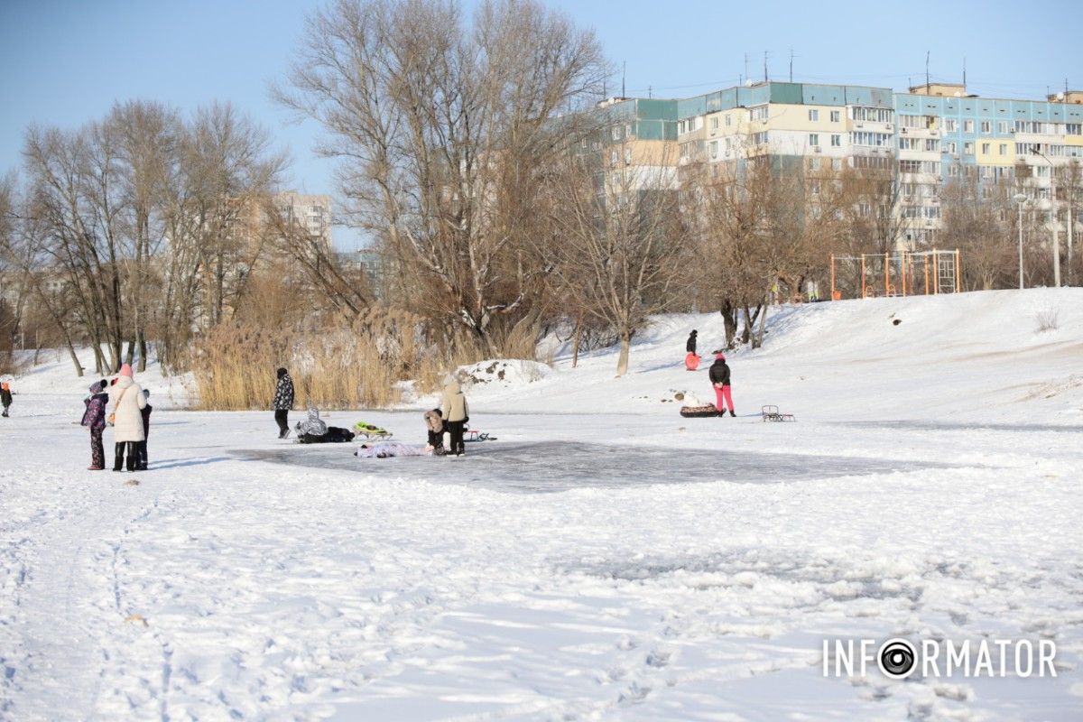 Зимові розваги на тонкому льоду: у Дніпрі діти та рибалки масово виходять на кригу 12