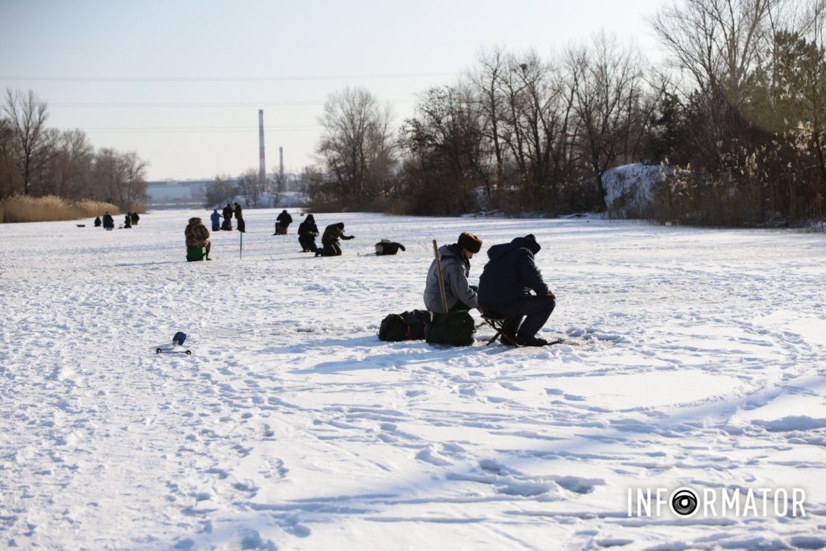 Зимові розваги на тонкому льоду: у Дніпрі діти та рибалки масово виходять на кригу 13