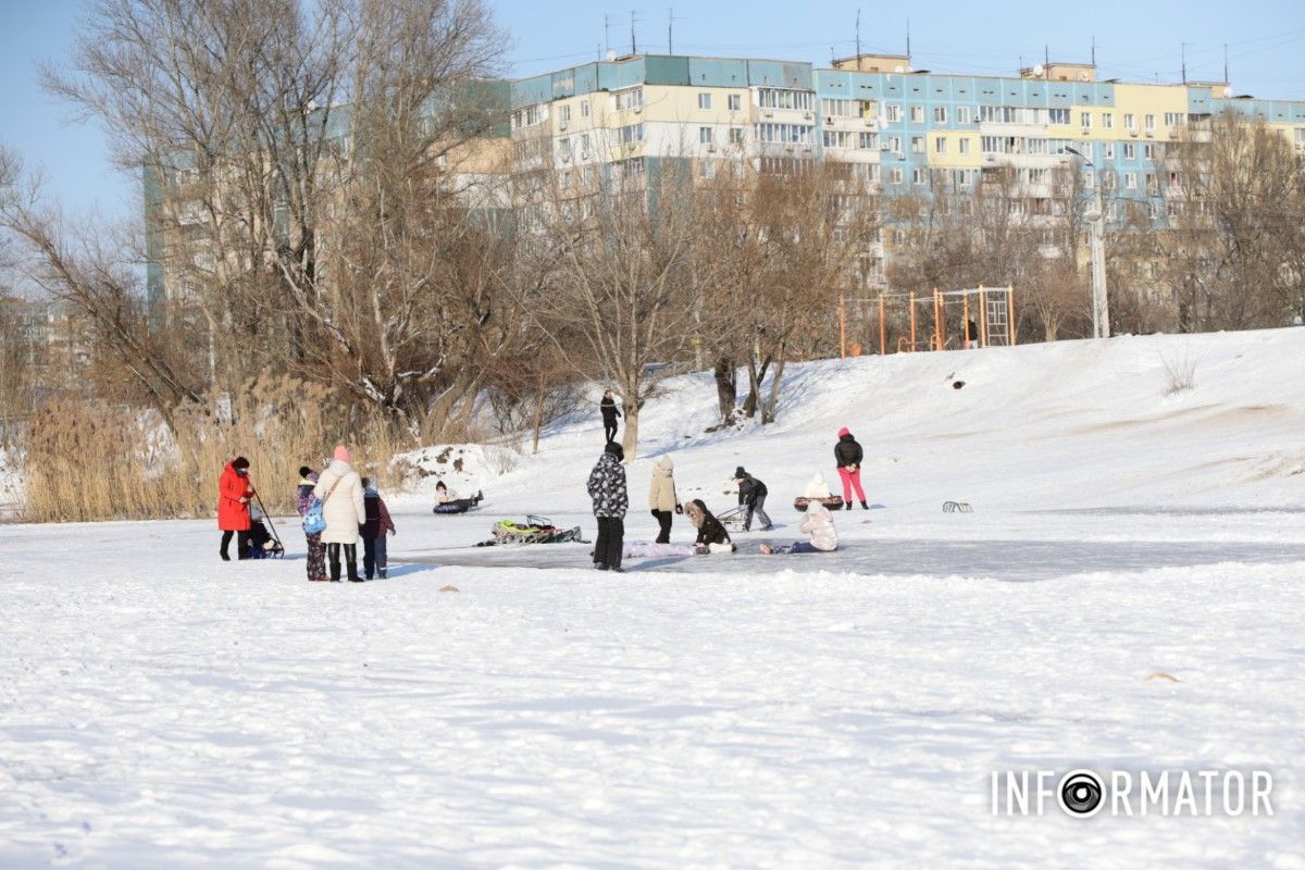 Зимові розваги на тонкому льоду: у Дніпрі діти та рибалки масово виходять на кригу 14