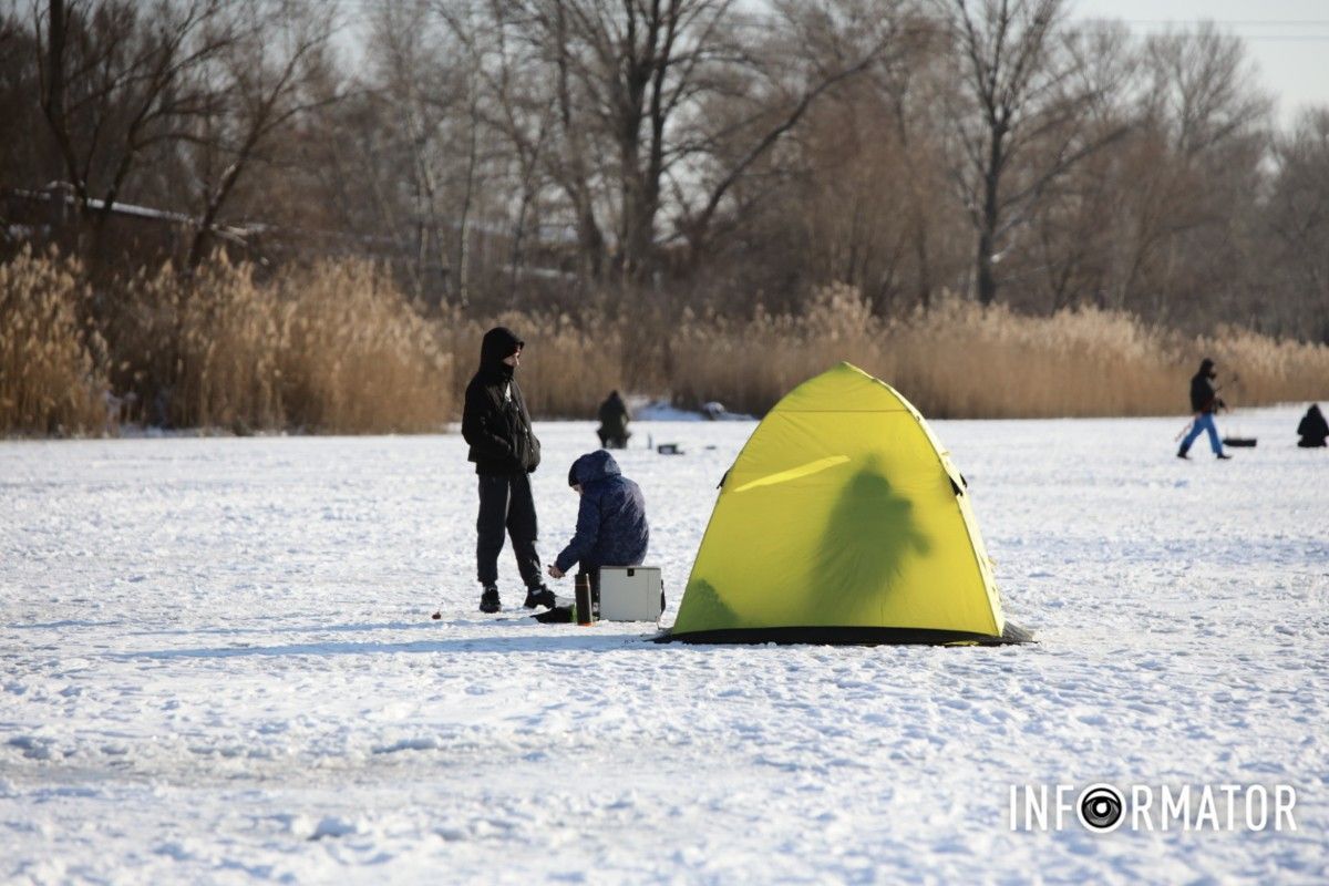 Зимові розваги на тонкому льоду: у Дніпрі діти та рибалки масово виходять на кригу 15