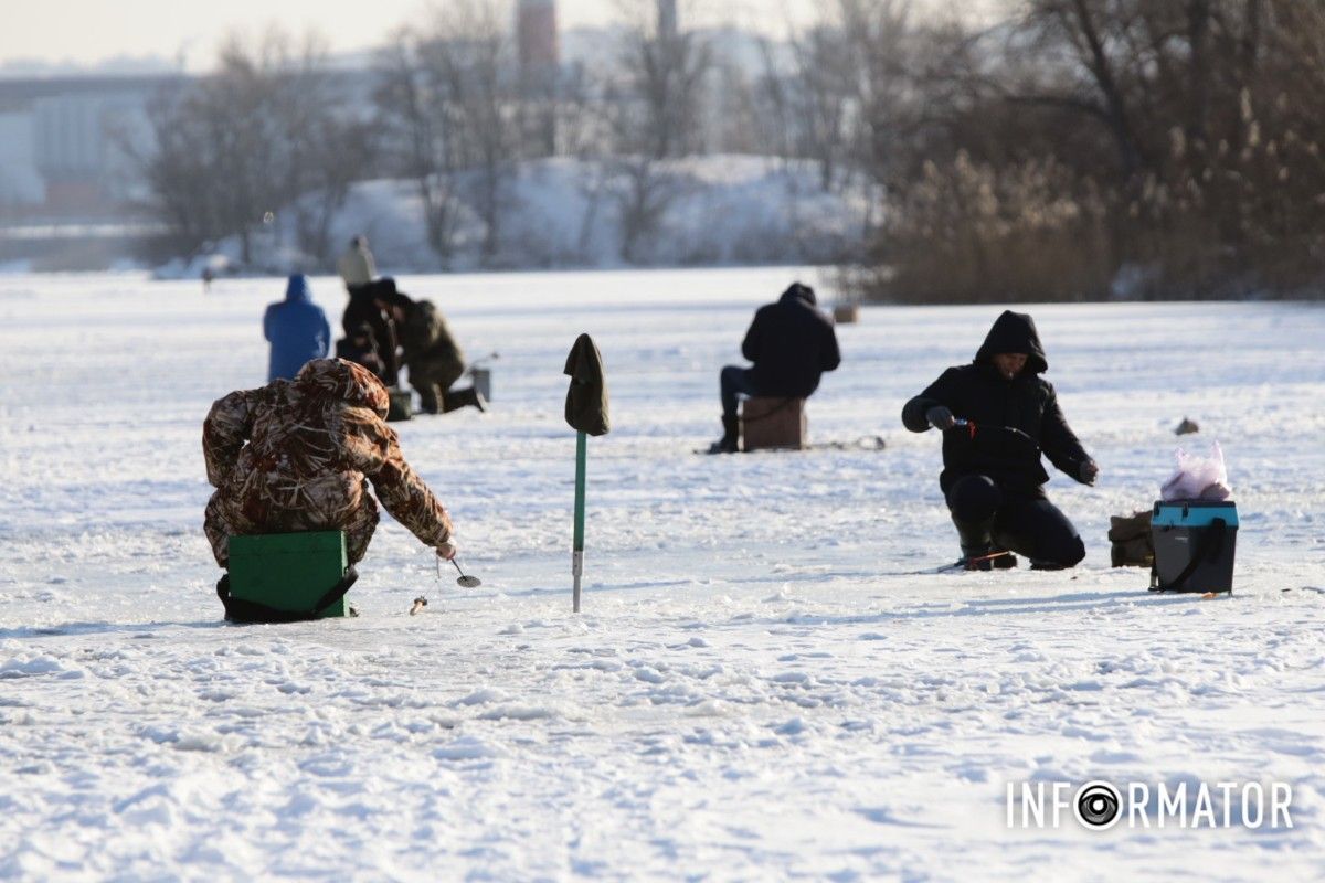 Зимові розваги на тонкому льоду: у Дніпрі діти та рибалки масово виходять на кригу 16