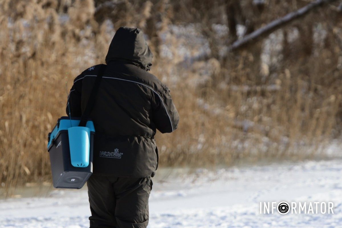 Зимові розваги на тонкому льоду: у Дніпрі діти та рибалки масово виходять на кригу 17