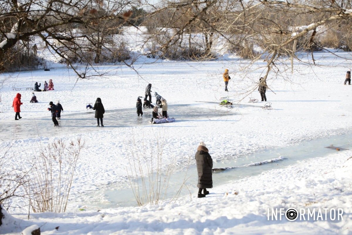 Зимові розваги на тонкому льоду: у Дніпрі діти та рибалки масово виходять на кригу 20