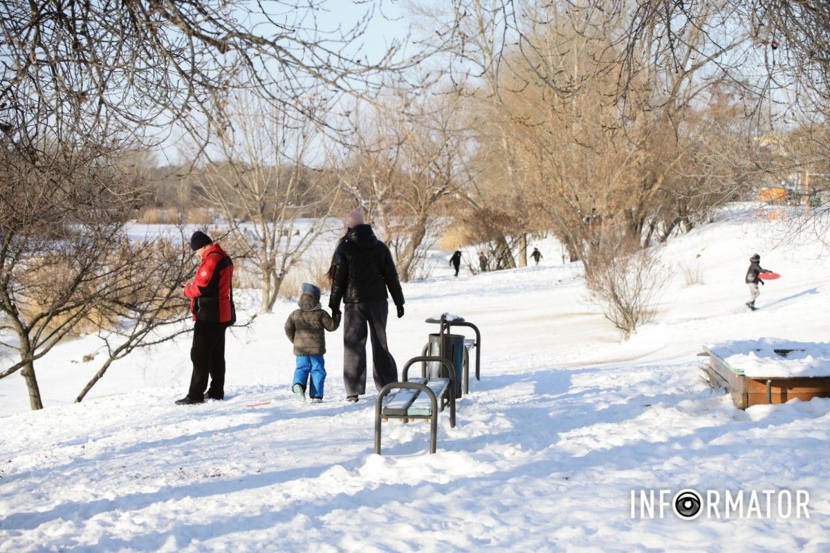 Зимові розваги на тонкому льоду: у Дніпрі діти та рибалки масово виходять на кригу 21