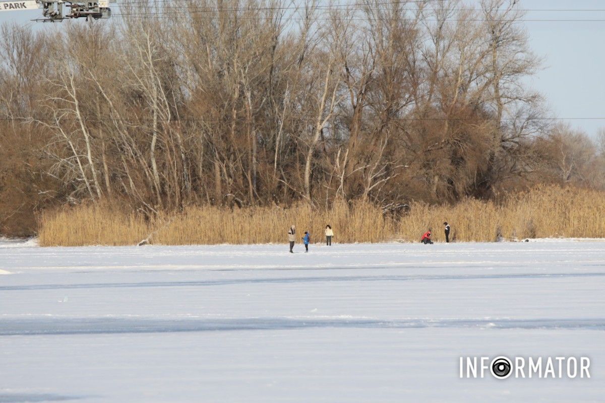 Зимові розваги на тонкому льоду: у Дніпрі діти та рибалки масово виходять на кригу 22